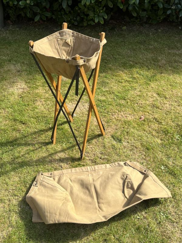 WW2, British, 'Officers Field Kit'; Wash stand.